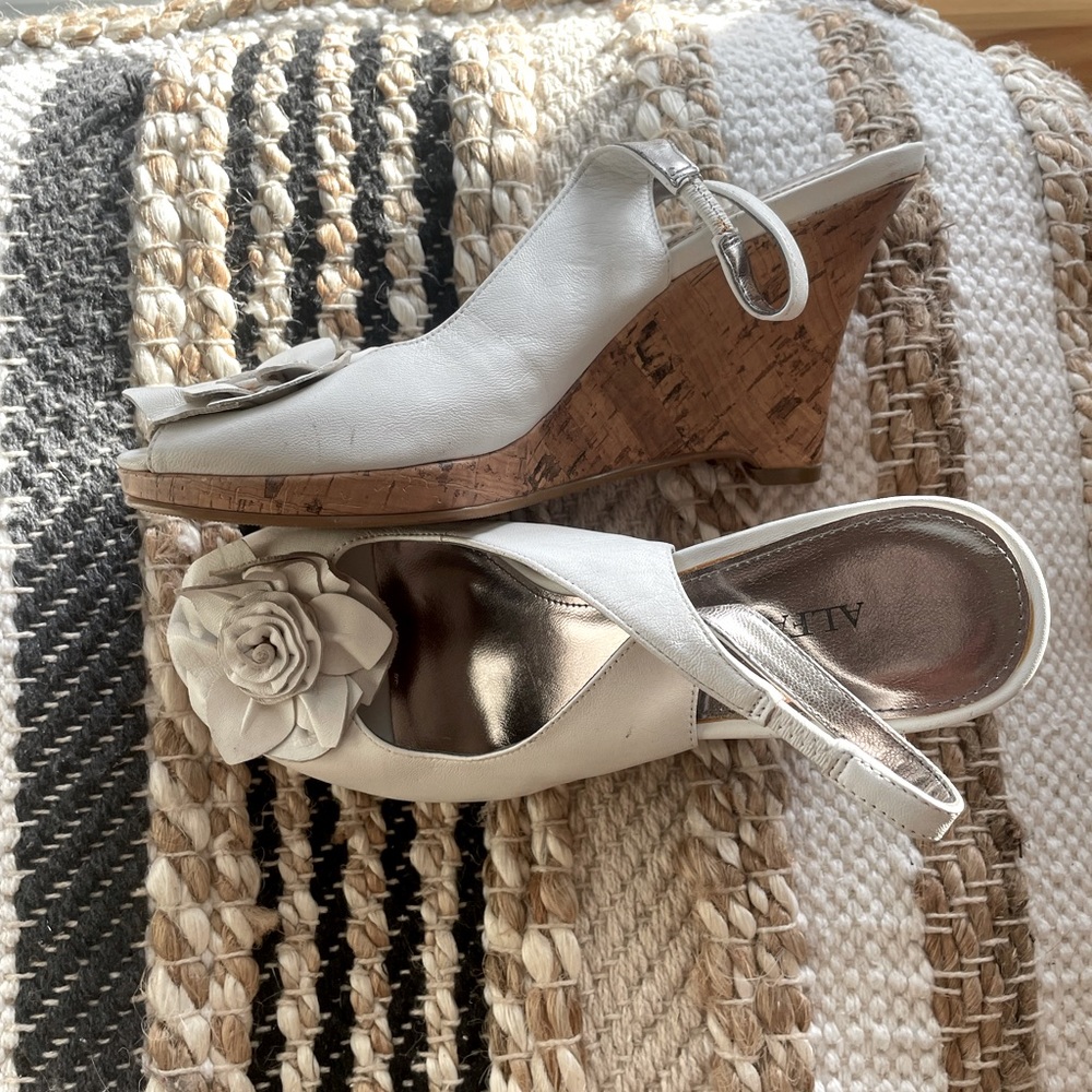 Alfani white wedges flower accent size 7